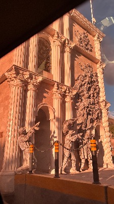 Monumento, en Province of Víctor Fajardo. Colores principales: naranja mandarina, terracota.